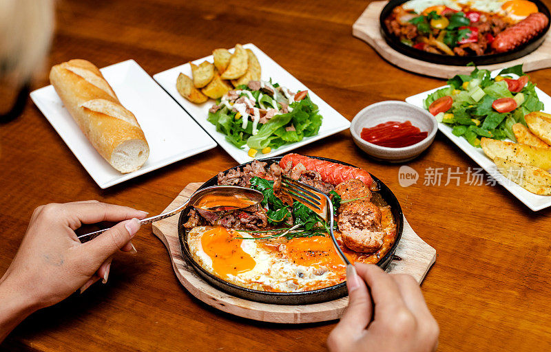 Banh mi chao面包是用煎锅盛着，配上鸡蛋、肉酱、牛肉、沙拉和香肠。